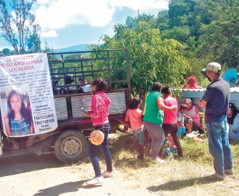 En cuanto corrió la noticia del hallazgo de Ayelin, la colonia La Candelaria se llenó de patrullas de policías ministeriales, estatales, municipales, de Protección Civil y peritos del Servicio Médico Forense (Forense).
(EL UNIVERSAL)
