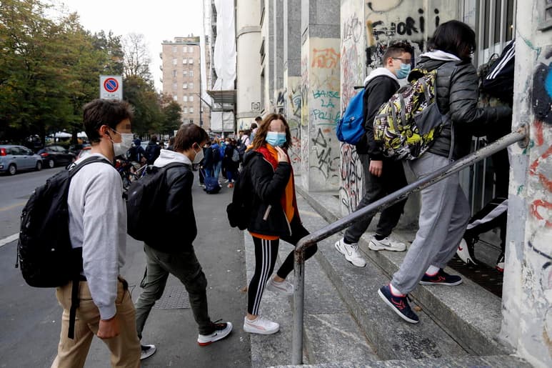 Italia ha registrado 10,874 nuevos contagios por coronavirus en las últimas 24 horas, volviendo a los niveles de días atrás después de una pequeña reducción el fin de semana, cuando se hacen menos pruebas. (ARCHIVO)