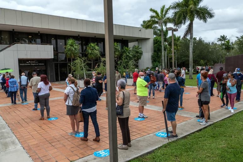 Más de 339,000 personas votaron anticipadamente en Florida este lunes, primer día para esta modalidad de voto en las elecciones presidenciales y legislativas del 3 de noviembre. (ARCHIVO)