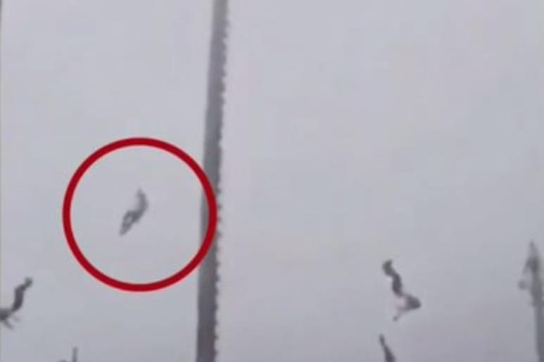 Por medio de las redes sociales se compartió el video del momento del incidente, en el que se ve a la víctima de 25 años de edad zafándose de su atadura mientras volada de cabeza. (Especial)