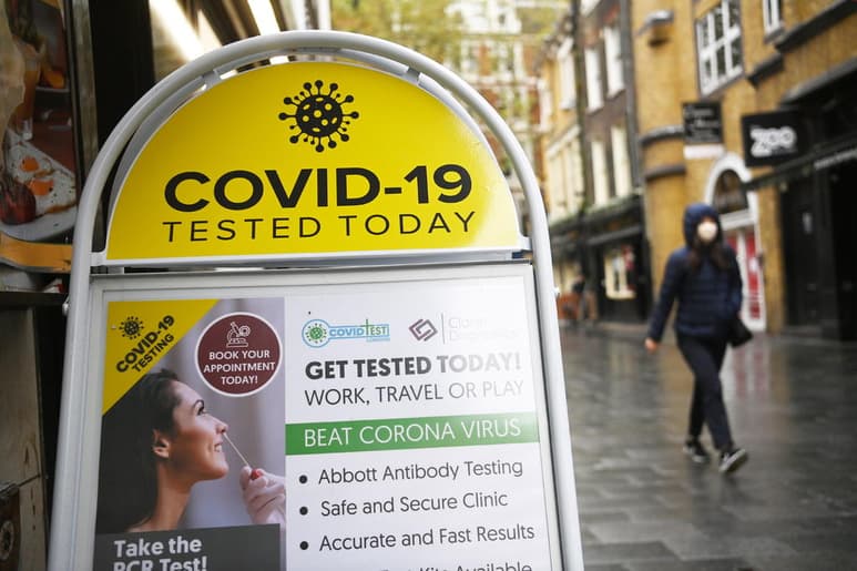 El primer ministro británico, el conservador Boris Johnson, anunció este martes que impondrá el cierre de bares y vetará los encuentros sociales en Manchester (norte de Inglaterra) pese a la oposición del alcalde del área metropolitana de la localidad, el laborista Andy Burnham. (ARCHIVO)
