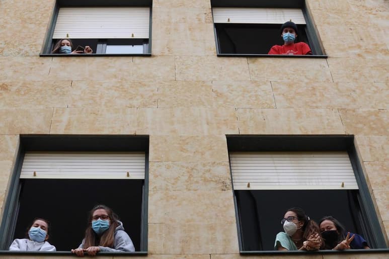 El Ministerio español de Sanidad notificó este martes 13,873 casos más de coronavirus, de los que 5,314 se confirmaron en las últimas 24 horas. (ARCHIVO)