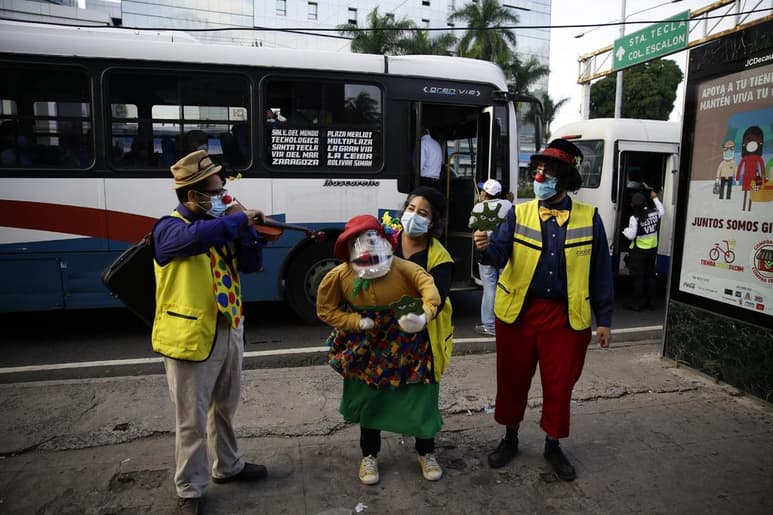 Con alegría, un toque de humor y cantos un grupo de artistas conciencian a los salvadoreños sobre la importancia del uso del tapabocas, el lavado de manos y el distanciamiento físico para prevenir el aumento de contagios de la COVID-19. (EFE) 
