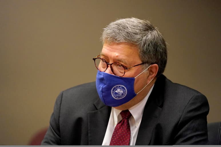 El fiscal general de EUA, William Barr, afirmó este martes en Florida que lo mejor para evitar situaciones que puedan después ser tachadas de violencia policial es 'restablecer la norma de que no es válido resistirse a un agente de la policía'. (ARHCIVO)