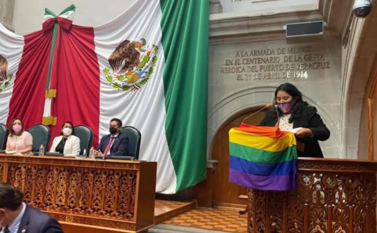 Con nueve votos en contra por parte de los diputados del PAN, entre aplausos y consignas como '¡No a la Homofobia!' y '¡Diversidad!', los integrantes de las organizaciones LGBTTTI celebraron la aprobación de las modificaciones impulsadas por la diputada de Morena, Beatriz García Villegas y la organización civil Fuera del Clóset.
(EL UNIVERSAL)