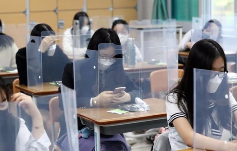 Científicos observaron que el 40 por ciento de las partículas eran eliminadas al tener las ventanas abiertas en un aula de clases (ESPECIAL)