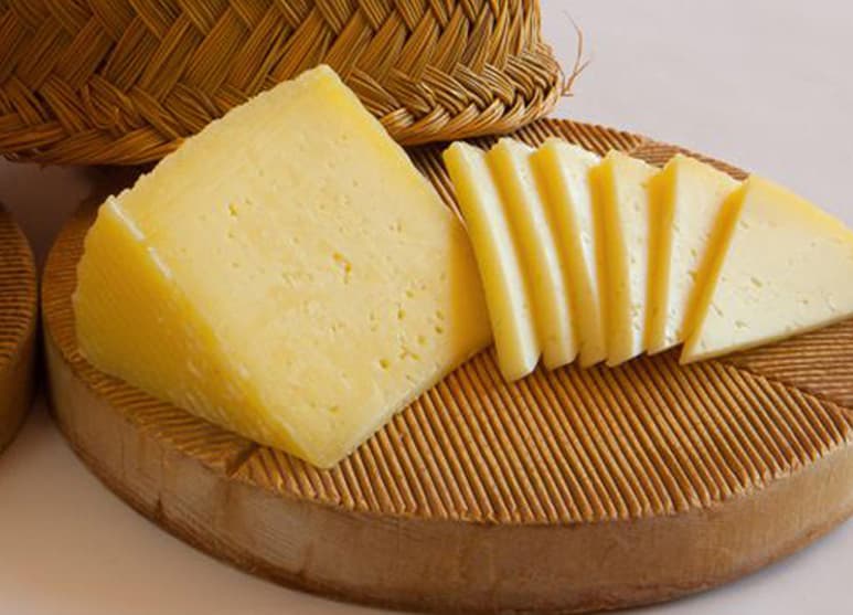 El queso manchego de origen español se caracteriza por su olor láctico y su sabor ligeramente ácido, el cual resulta picante en las piezas más curadas. (Especial)