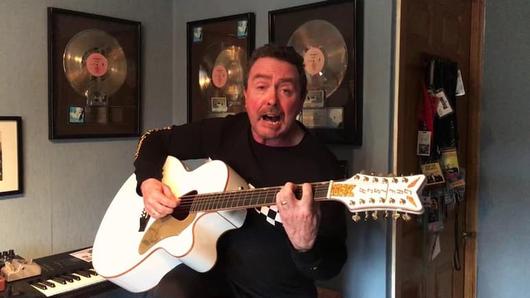 Lamentable. A la edad de 62 años, falleció el artista Tony Lewis. Se desconoce la causa de su deceso.