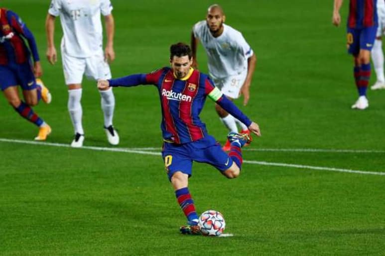 Lionel Messi anotó de penal el primer gol del Barcelona, en la goleada 5-1 sobre Ferencváros. (AP)