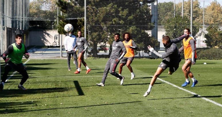 Karim Benzema durante el entrenamiento de ayer del Madrid. (ESPECIAL)