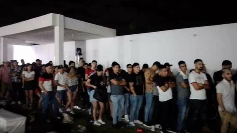 Por quejas de los vecinos ante el escándalo por la música a alto volumen, arrancones de automóviles, riñas y gritos de los jóvenes durante la noche del sábado, la policía municipal se presentó en un predio que se localiza por la calle Puerto Rico de la colonia Casa Blanca en el referido municipio, que se ubica 40 kilómetros al oriente de Monterrey.