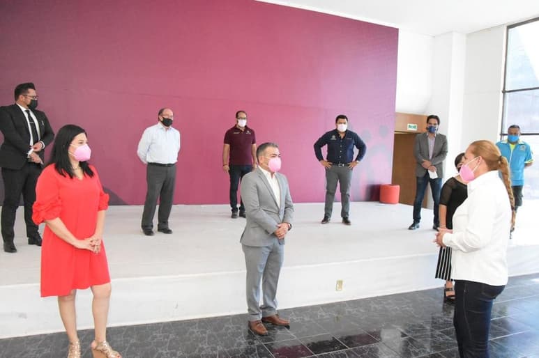 Se declaró formalmente instalado el Consejo Ciudadano Contra la Corrupción (4C) en Gómez Palacio, que será un vínculo directo entre la ciudadanía y la administración pública municipal, mismo que servirá para que el ciudadano de manera directa pueda hacer llegar las quejas, inquietudes o demandas contra cualquier servidor público. (DIANA GONZÁLEZ)