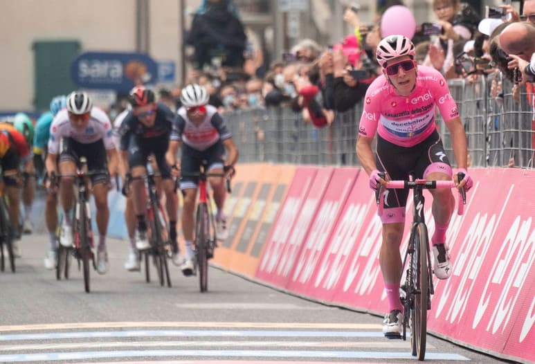 Joao Almeida tiene ventaja de 17 segundos sobre Wilco Kelderman, en la cima del Giro. (EFE)
