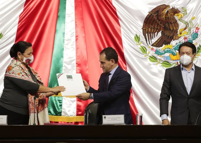 Secretario de Hacienda, Arturo Herrera (c), en la entrega del paquete Económico 2021 a la presidenta de la Cámara de Diputados, la diputada Dulce María Sauri (i), acompañada por el presidente de la junta de Coordinación Política, Mario Delgado, el pasado 8 de septiembre. (ARCHIVO)