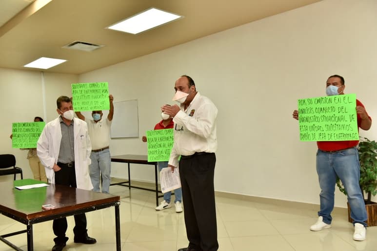 Empleados sindicalizados y con contratos eventuales se reunieron al interior del auditorio del hospital con pancartas. (ÉRICK SOTOMAYOR)