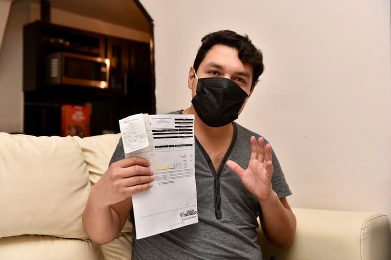 Hugo, de 30 años, gastó 6,500 pesos para comprar el medicamento que requería. Todavía le falta comprar otras cuatro cajas. (EL SIGLO DE TORREÓN)