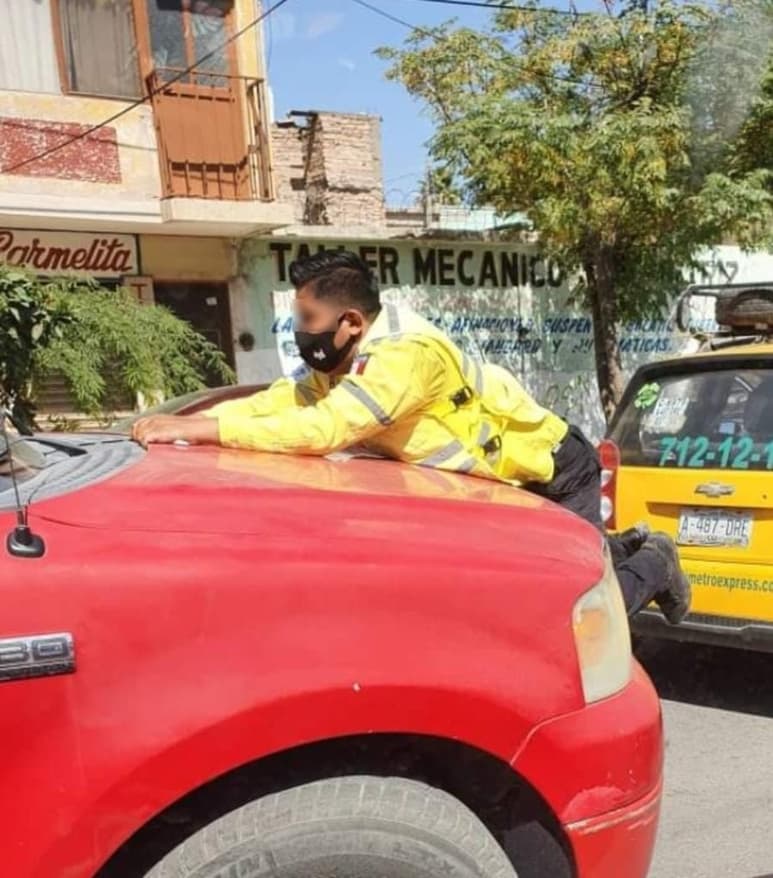 Un elemento de Tránsito y Vialidad fue arrollado por el conductor de una camioneta. El Municipio ya investiga este caso. (ESPECIAL)