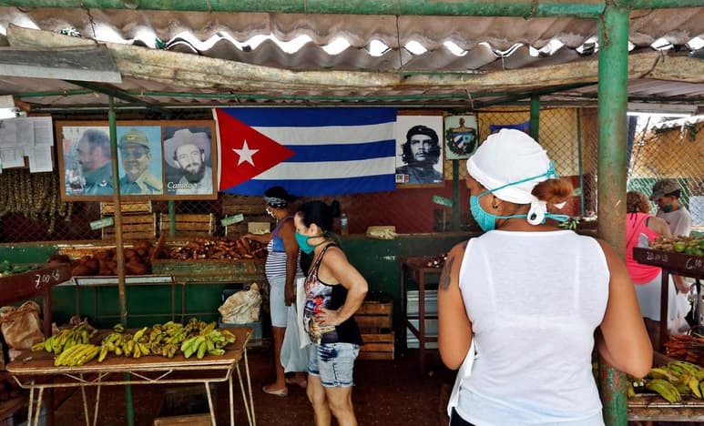 El Gobierno cubano denunció este jueves que la isla perdió en el último año la cifra récord de 5,570 millones de dólares a causa del embargo financiero de Estados Unidos, país que a pesar de la pandemia de coronavirus endureció las sanciones vigentes desde 1962. (ARCHIVO)