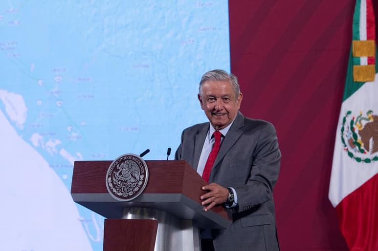 En conferencia de prensa, el titular del Ejecutivo federal señaló que en el gobierno de Vicente Fox se vendieron terrenos cerca del aeropuerto de Cancún en 70 pesos la hectárea 'ni lo que cuesta un metro de alfombra'.