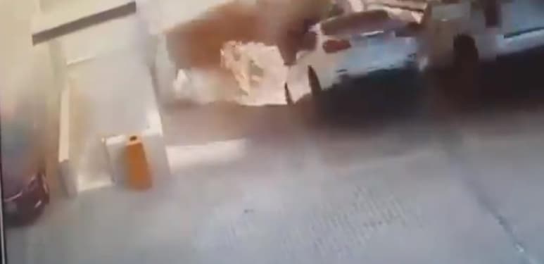 El hombre que se dirigía al piso subterráneo del estacionamiento, se percató a tiempo del derrumbe por lo que consiguió salir antes de quedar atrapado entre el pavimento y los carros (CAPTURA)