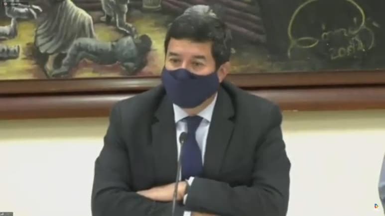 El gobernador panista de Chihuahua, Javier Corral, anunció que tras una reunión extraordinaria se decidió regresar al nivel de semáforo rojo por el alza de casos de COVID-19 en el estado. (ESPECIAL)