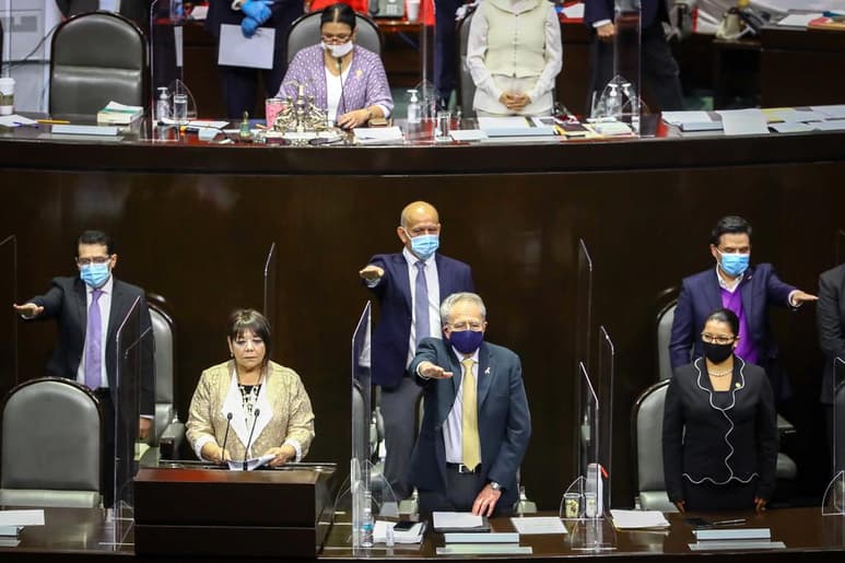 Ante el pleno de la Cámara de Diputados, Juan Ferrer Aguilar, titular del Instituto de Salud para el Bienestar (Insabi), informó que a través del mecanismo COVAX, México contará con 51 millones 573 mil 200 dosis de vacunas contra COVID, por las que el gobierno pagó un anticipo de 3 mil 490 millones de pesos. (EL UNIVERSAL)