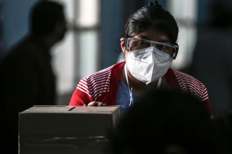 Argentina detectó este jueves 16,325 nuevos contagios de COVID-19, lo que hace que el número total de contagios totalice 1,053,650, mientras que las víctimas mortales son ya 27,957, después de que se hayan registrado 438 fallecidos en las últimas 24 horas. (ARCHIVO)