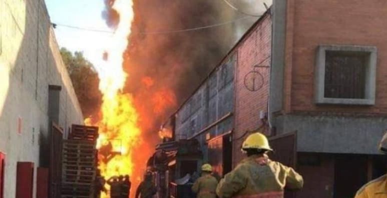 Los hechos se reportaron alrededor de las 08:30 de la mañana en la calle Antonio Lavoiser, donde de acuerdo a los primeros reportes, presuntamente fue provocado por la explosión de un tanque estacionario de gas LP al interior de la nave industrial.
(ESPECIAL)