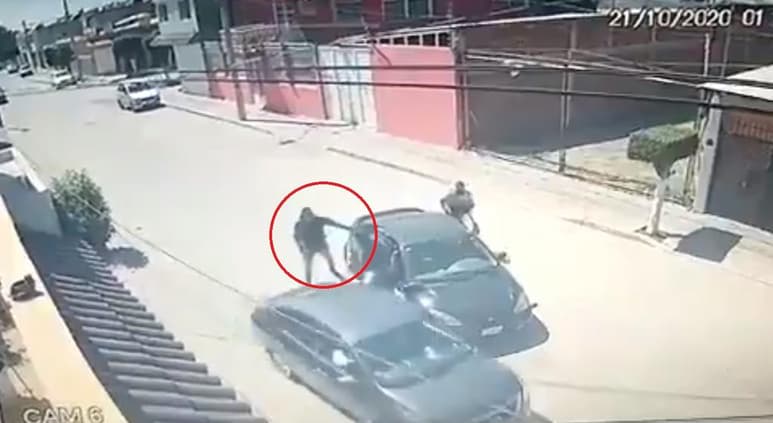 El conductor del servicio de transporte por aplicación se dio a la fuga escapando de los sospechosos (CAPTURA)