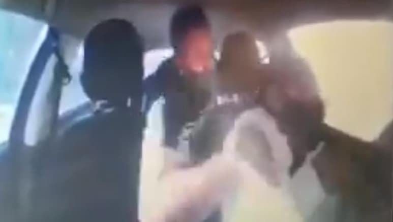 La cámara de seguridad del vehículo de la mujer captó el momento en el que el pasajero comenzó a agredirla (CAPTURA)