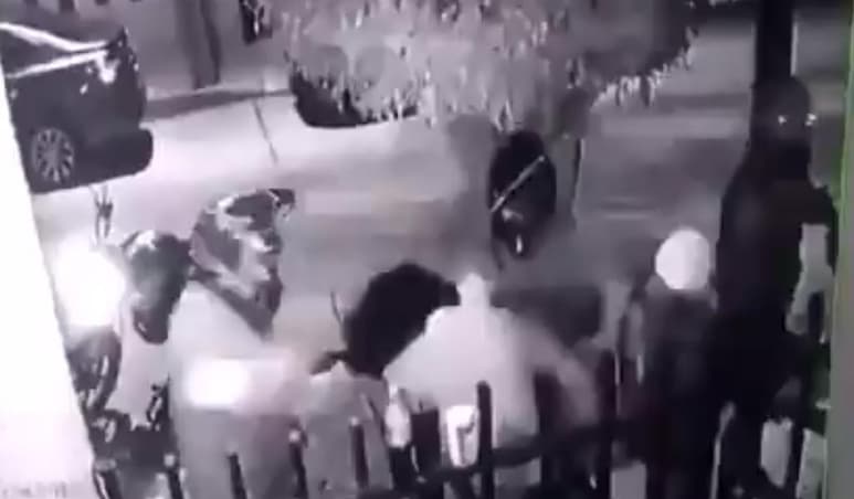 Con golpes, los sospechosos sometieron a la pareja para quitarles sus pertenencias (CAPTURA)