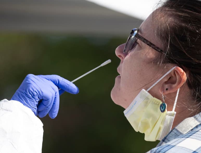 Estados Unidos alcanzó este viernes la cifra de 8,479,652 casos confirmados del coronavirus SARS-CoV-2 y la de 223,845 fallecidos por la enfermedad de la COVID-19, de acuerdo con el recuento independiente de la Universidad Johns Hopkins. (ARCHIVO)