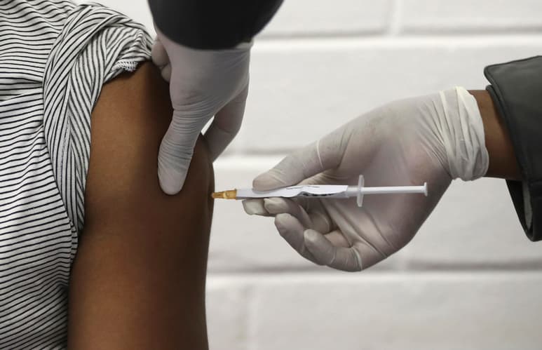 Los ensayos clínicos ya han sido reanudados en otros países, informó la farmacéutica.