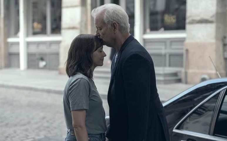 En la filmación. La cineasta Sofia Coppola mientras habla con el actor Bill Murray durante el rodaje de la película On The Rocks en la ciudad de Nueva York. 