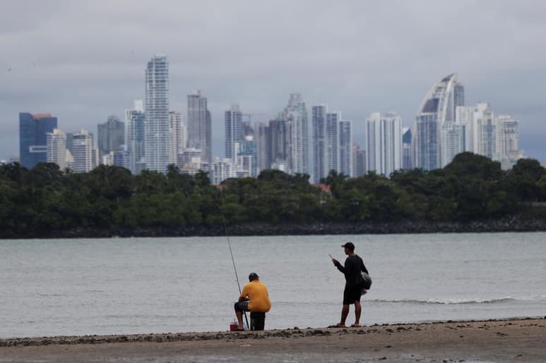 Familias con niños, jóvenes practicando surf con remo y aficionados a la pesca disfrutaban este sábado en la playa de Veracruz, en el primer día de la reapertura de estos lugares de esparcimiento en Panamá tras más de siete meses de veda por la pandemia del nuevo coronavirus. (ARCHIVO)