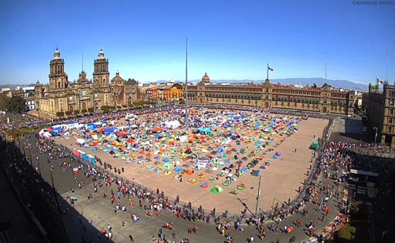 La Secretaría de Gobierno de la Ciudad de México informó este sábado que en la movilización llamada la 'marcha del millón' en apoyo al Presidente de México, Andrés Manuel López Obrador, participaron 5 mil 700 simpatizantes, la cual transcurrió sin incidentes a su llegada al Zócalo capitalino. (CORTESÍA)