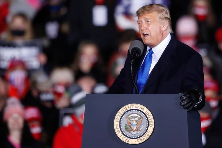Donald Trump, intentó este sábado convertir en escándalo la política energética de Joe Biden, con la esperanza de que la promesa del candidato demócrata de reducir la dependencia de los combustibles fósiles le perjudique en estados clave como Pensilvania y Ohio. (ARCHIVO)
