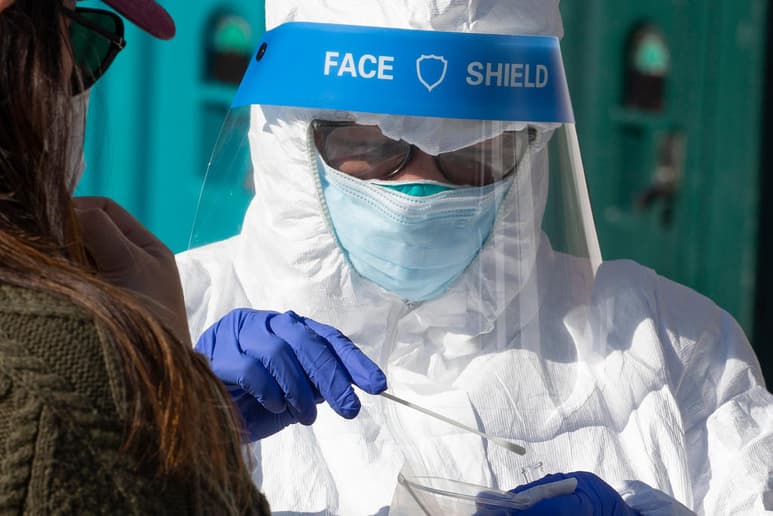 Estados Unidos alcanzó este sábado la cifra de 8,568,625 casos confirmados del coronavirus SARS-CoV-2 y 224,751 fallecidos por la enfermedad de la COVID-19, de acuerdo con el recuento independiente de la Universidad Johns Hopkins. (ARCHIVO)