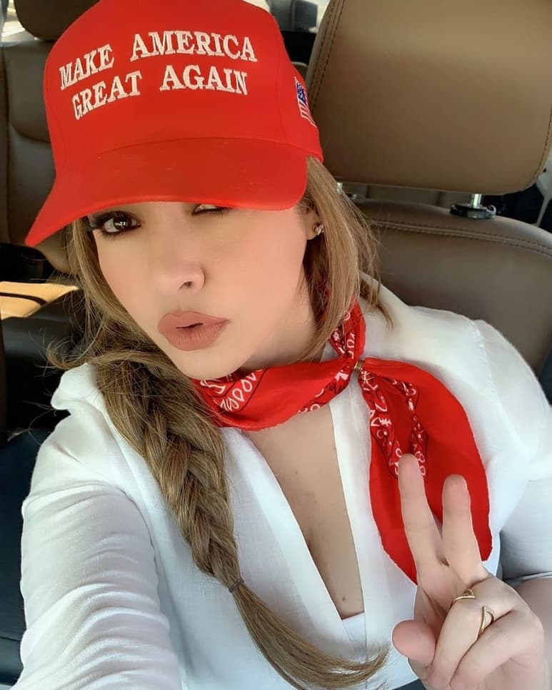Pide votar. 'La única opción nos guste o no, se llama Donald Trump', asegura la actriz mexicana Paty Navidad.