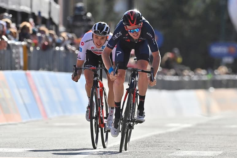 Tao Geoghegan Hart (d) es el favorito para llevarse el Giro.