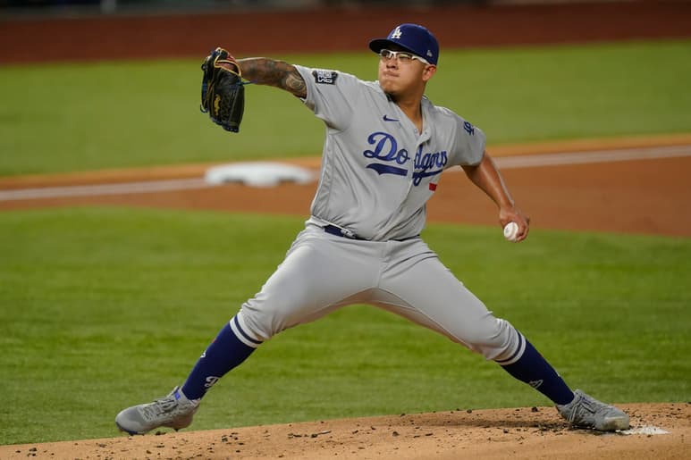 Julio Urías tuvo una buena salida, aceptó dos carreras en cuatro entradas y dos tercios y ponchó a 9, récord para un mexicano en Serie Mundial.