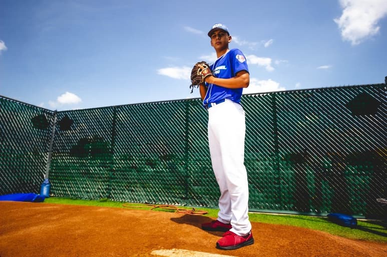 El pitcher derecho cuenta con un brazo de oro puro y ya lanza 'lumbre' a sus 14 años de edad.