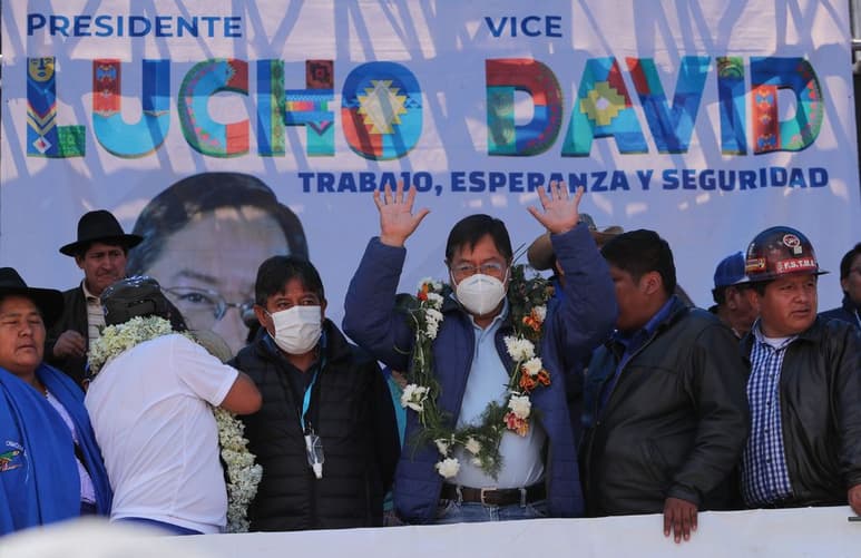 Arce (c) resultó ganador de las elecciones del pasado 18 de octubre con el 55 % de los votos. (EFE)