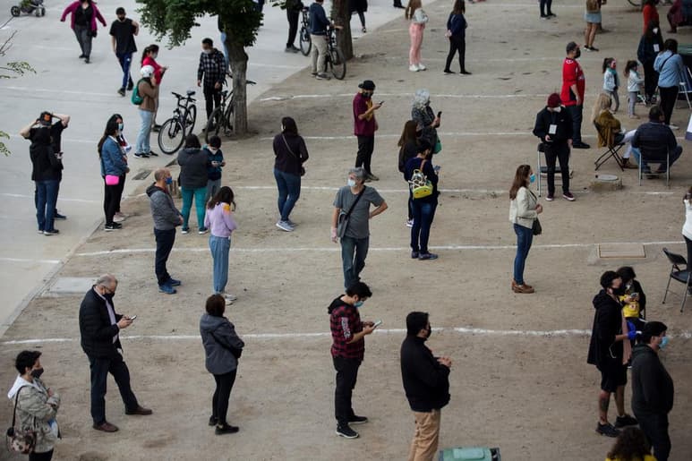 Los más de 2,700 centros de votación habilitados en Chile para un histórico plebiscito constitucional abrieron este domingo a las 08:00 hora local (11:00 GMT) con medidas sanitarias por la pandemia de COVID-19 y custodiados por un amplio contingente de seguridad para impedir posibles altercados. (EFE)