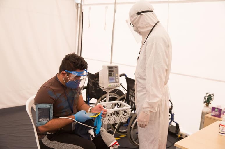 El nivel de contagio de la COVID-19 en Ecuador aumentó este domingo tras sumar 2,021 casos en las últimas 24 horas y alcanzar una cifra global de 161,635 personas confirmadas con la enfermedad desde finales de febrero pasado, según el último informe del Ministerio de Salud. (ARCHIVO)