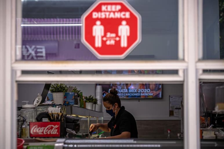 El estado de Florida bajó drásticamente en 24 horas los nuevos casos confirmados de COVID-19 con el reporte este domingo de 2,385 positivos, en comparación con los 4,471 del sábado y en medio de un repunte en el país. (ARCHIVO) 