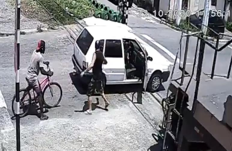 La conductora no logró salir del vehículo, pero resultó ilesa (CAPTURA)