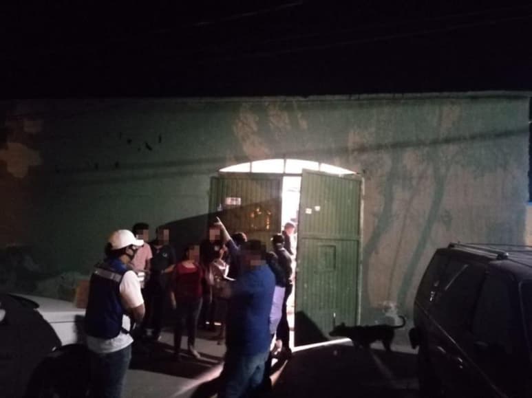 En medio del repunte de contagios y de las hospitalizaciones por COVID-19, se suspendió una fiesta de cumpleaños a interior del auditorio principal del ejido Albia del municipio de Torreón donde había más de cien invitados y además no se respetaron las medidas sanitarias para evitar la propagación del virus SARS-CoV-2. (EL SIGLO DE TORREÓN)