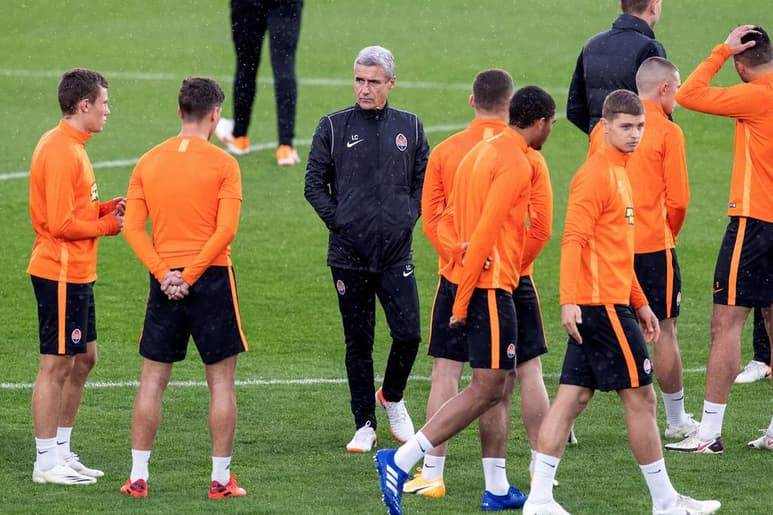 El entrenador portugués del Shakhtar Donetsk, Luís Castro, reconoció que tiene su plantilla muy diezmada para enfrentar la Champions League debido a la COVID-19. (ARCHIVO)