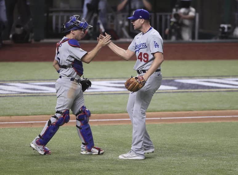 Clayton Kershaw derrotó a los Rays por segunda vez en seis días, saliendo de apuros en el cuarto inning con un tiro de rápida reacción para evitar un inusual robo del plato, y los Dodgers de Los Ángeles resistieron el domingo para apuntarse una victoria de 4-2 sobre Tampa Bay. (ARCHIVO)